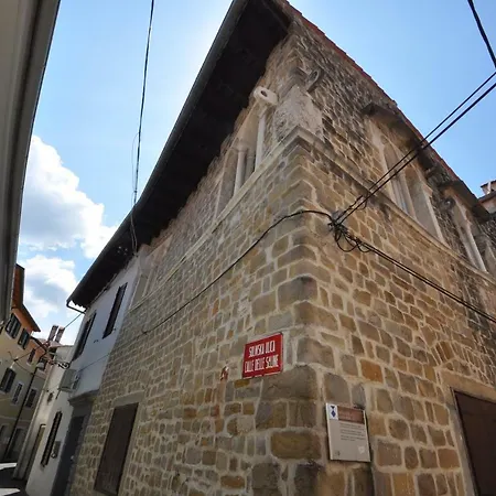 Gostinjska kuća Old Court Palace *